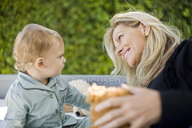 Mujer jugando con su hijo - foto de stock