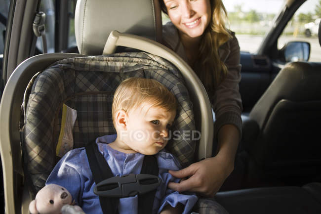 Donna con piccolo figlio seduto in macchina — Foto stock