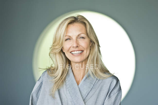 Retrato de mujer madura en albornoz sonriente - foto de stock