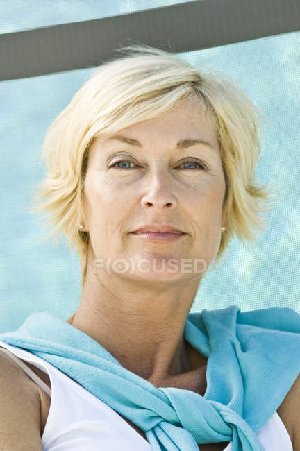 Ritratto di donna bionda matura e sicura di sé con i capelli corti — Foto stock