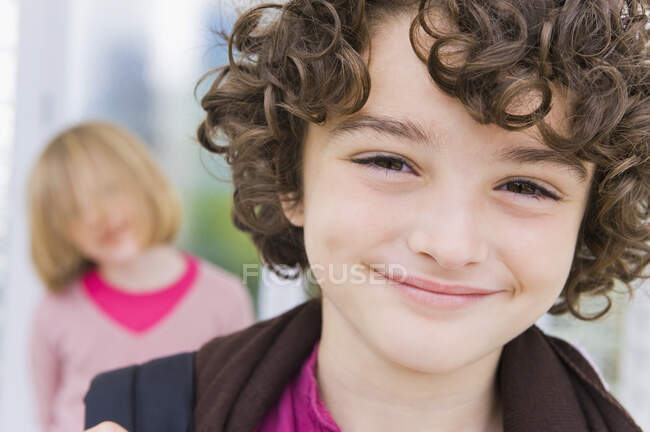 Портрет хлопчика, який посміхається — стокове фото