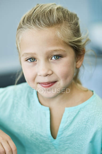 Retrato de niña sonriente sobre fondo borroso - foto de stock