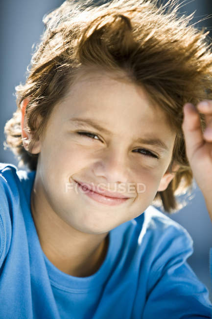 Портрет маленького хлопчика, що посміхається надворі — стокове фото
