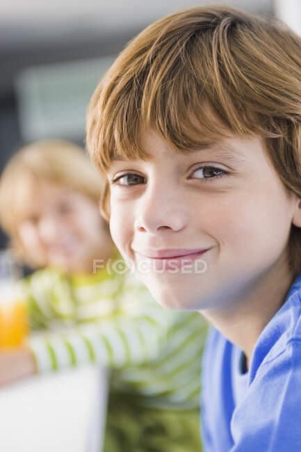 Портрет хлопчика, який посміхається — стокове фото