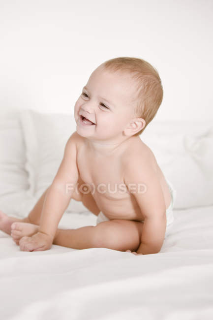 Primo piano della bambina che ride sul letto — Foto stock