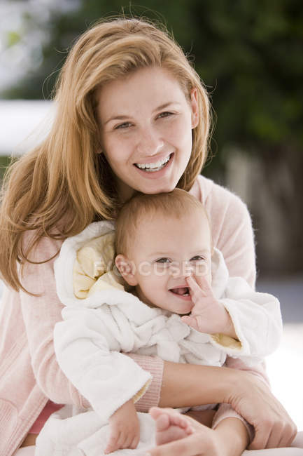 Porträt einer lächelnden Frau mit kleiner Tochter — Stockfoto