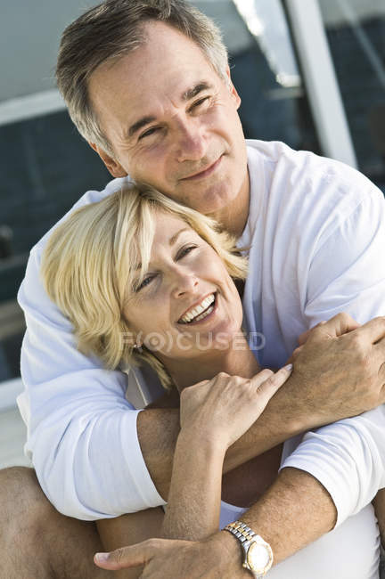 Retrato de homem feliz abraçando mulher por trás — Fotografia de Stock