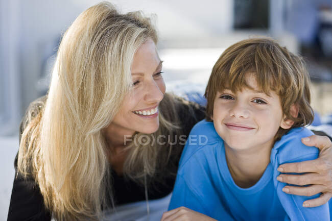 Primer plano de una mujer con su hijo - foto de stock