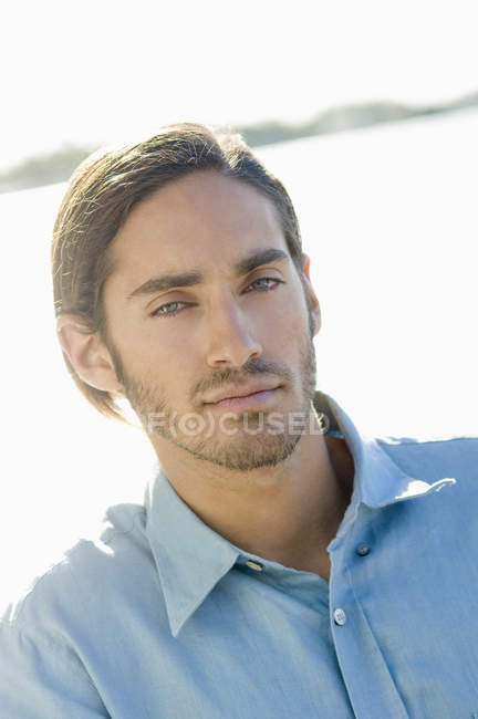 Portrait de beau jeune homme à l'extérieur — Photo de stock