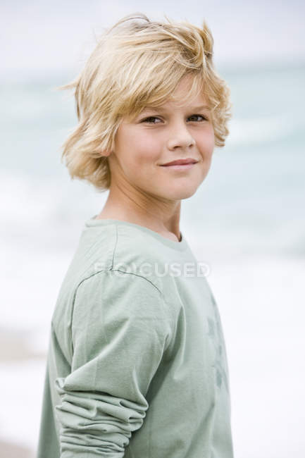 Retrato de menino loiro em pé na praia — Fotografia de Stock