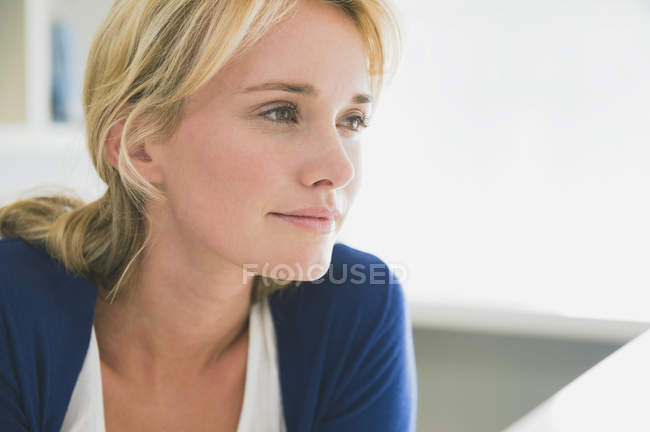 Крупный план белокурой задумчивой женщины, смотрящей в сторону — стоковое фото