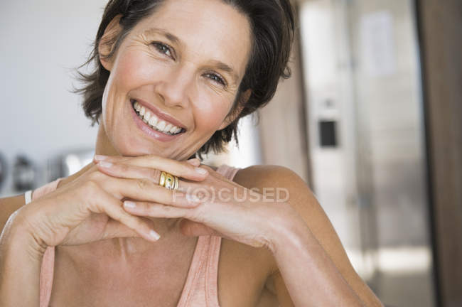 Портрет улыбающейся зрелой женщины с короткими волосами — стоковое фото