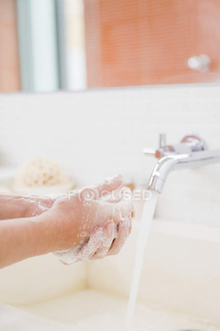 Nahaufnahme einer Frau beim Händewaschen im Badezimmer — Stockfoto