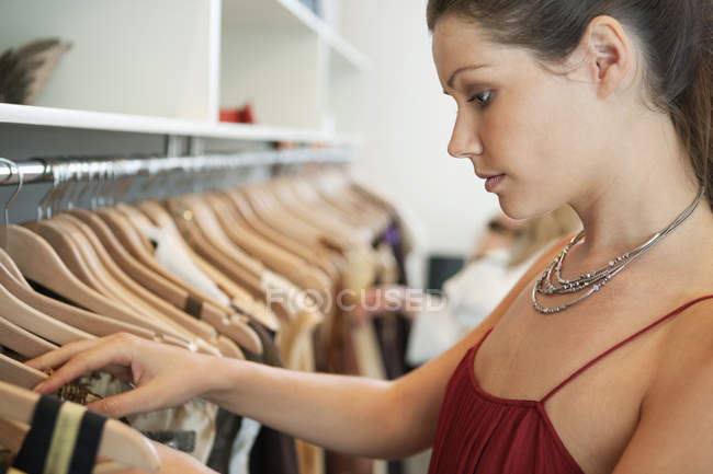 Morena mulher fazendo compras em boutique de moda — Fotografia de Stock