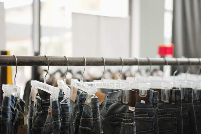 Roupas penduradas em uma boutique — Fotografia de Stock
