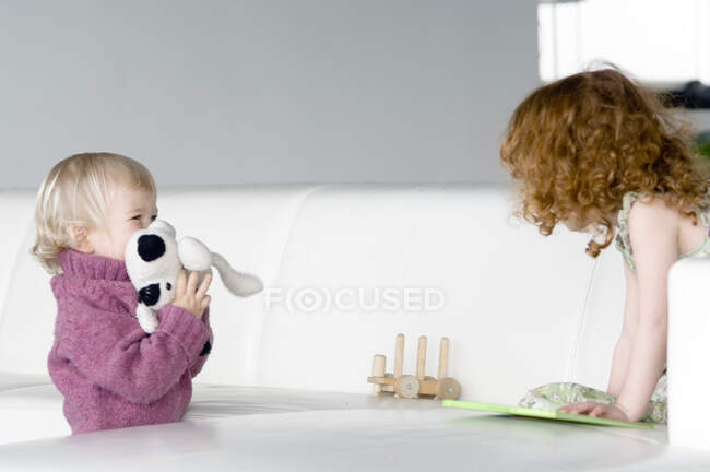 Маленькая девочка и маленький мальчик лицом к лицу — стоковое фото