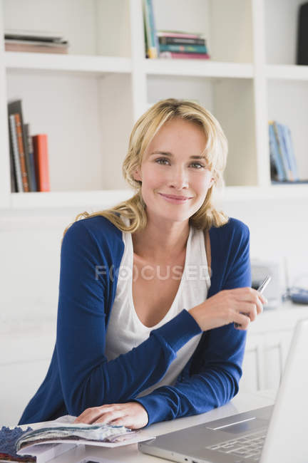 Retrato de la mujer de negocios sonriente elegir muestras de color - foto de stock
