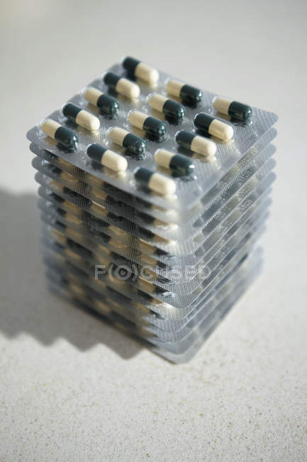 Pila de blísters de cápsulas aisladas sobre fondo blanco - foto de stock