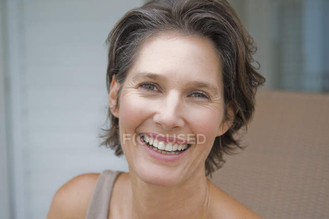 Porträt einer lächelnden reifen Frau mit kurzen Haaren — Stockfoto