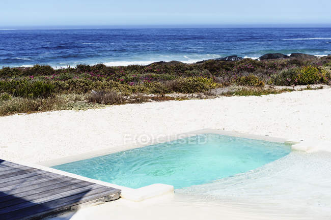 Vista panoramica sulla piscina vicino al mare — Foto stock