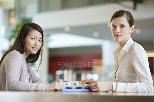 Geschäftsfrauen arbeiten in einem Büro — Stockfoto