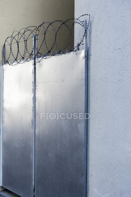 Porta fechada com arame farpado — Fotografia de Stock