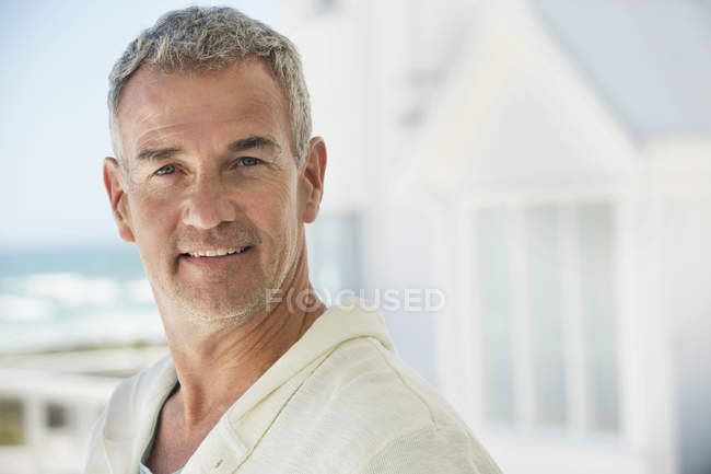 Portrait d'un homme confiant souriant à l'extérieur — Photo de stock