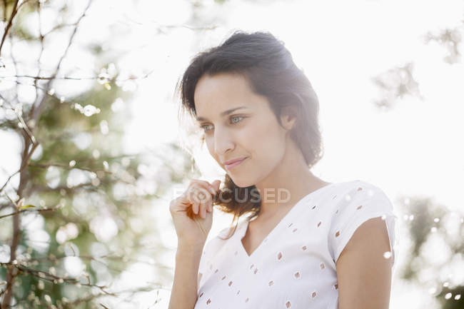 Mujer elegante reflexivo mirando al aire libre - foto de stock
