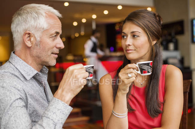 Coppia godendo di tazze di tè nel ristorante — Foto stock