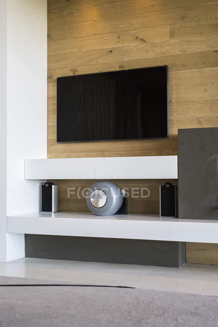 Televisione e scaffali in soggiorno moderno — Foto stock