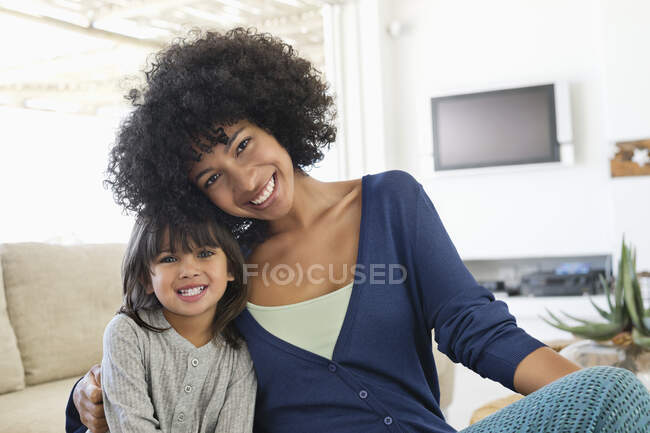 Портрет женщины и ее дочери, улыбающейся — стоковое фото