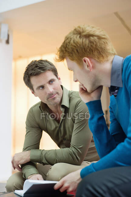 Les hommes d'affaires discutent dans un bureau — Photo de stock