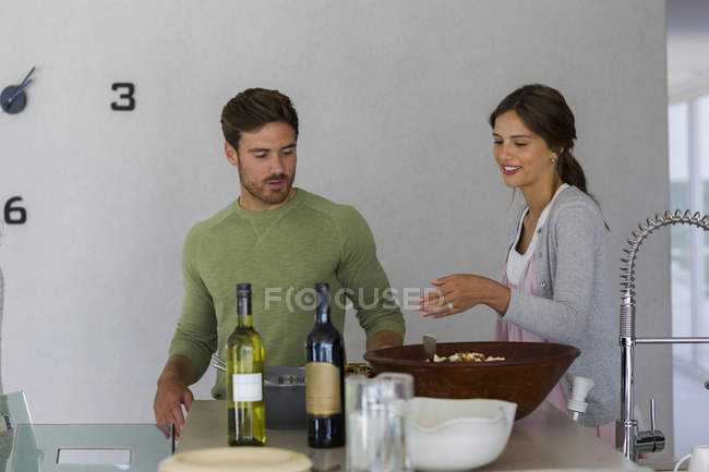Young couple arranging food on table — Stock Photo