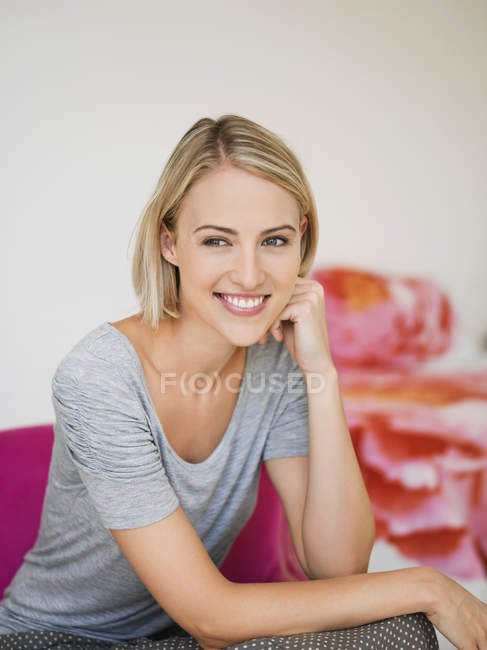 Retrato de mulher sorrindo sorrindo com a mão no queixo olhando para longe — Fotografia de Stock