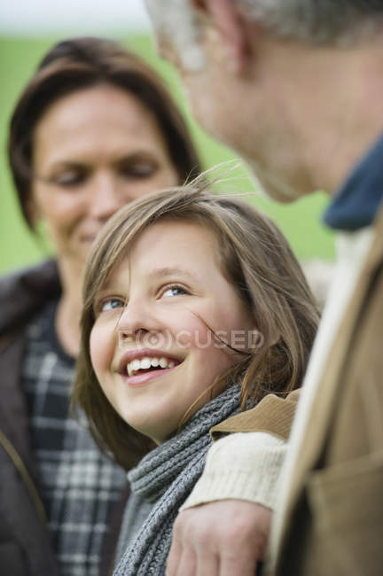 Familia feliz divirtiéndose al aire libre - foto de stock