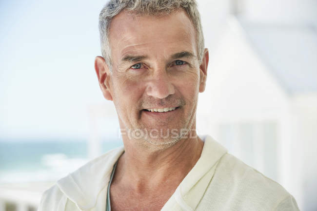 Retrato del hombre confiado sonriendo al aire libre - foto de stock
