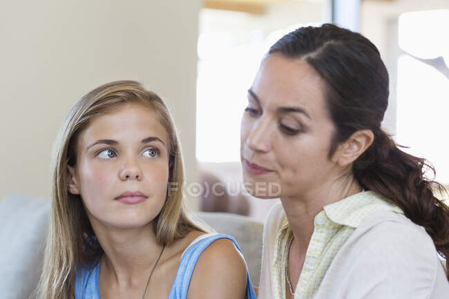 Женщина обсуждает со своей дочерью — стоковое фото