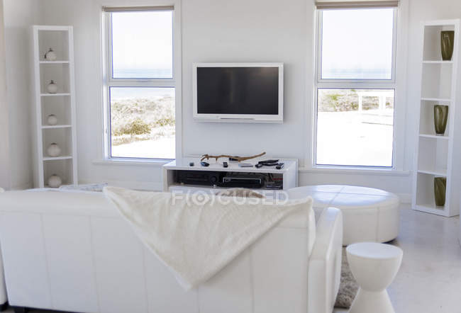 Interieur eines modernen weißen Wohnzimmers mit gemütlichem Sofa — Stockfoto