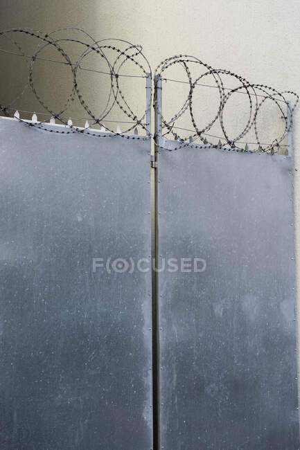 Porte fermée avec fil de rasoir — Photo de stock
