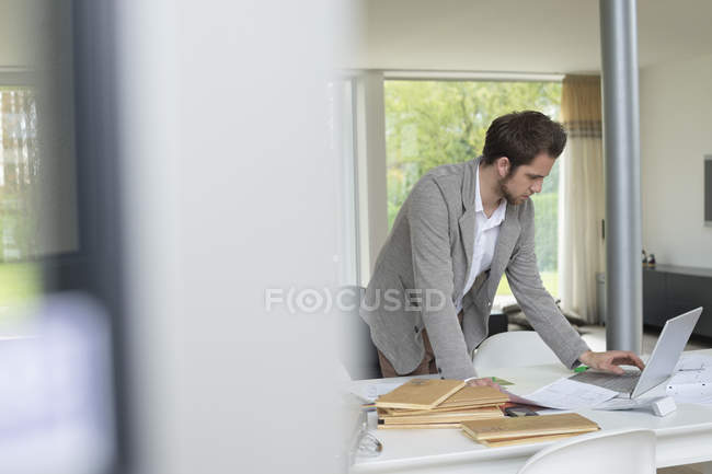 Designer de interiores trabalhando no laptop no escritório — Fotografia de Stock