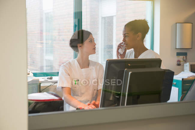 Дві жінки медсестри працюють в офісі — стокове фото
