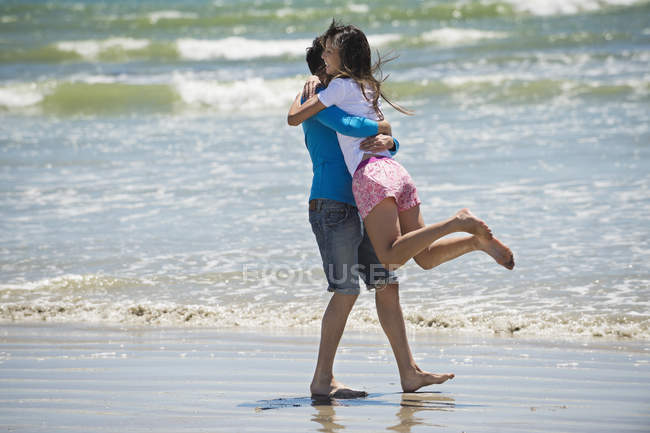 Happy couple having fun on sunny beach — Stock Photo