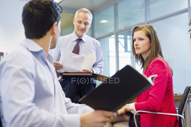 Dirigeants d'entreprise discutant dans un bureau — Photo de stock