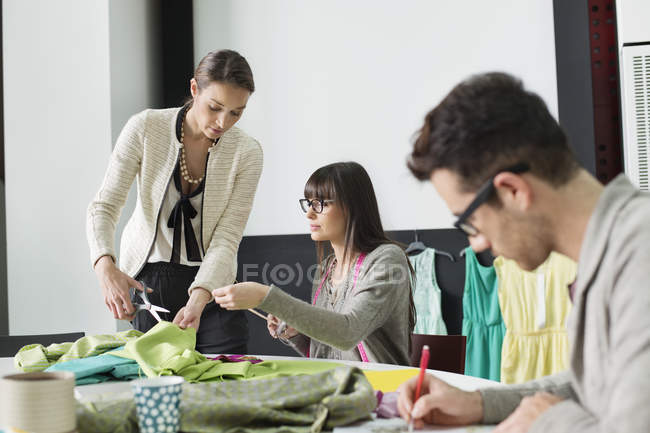 Diseñadores de moda trabajando juntos en la oficina - foto de stock