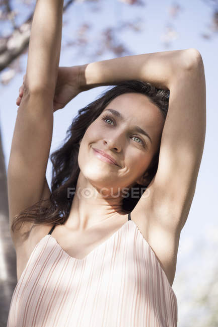 Glückliche gesunde Frau posiert draußen und schaut weg — Stockfoto