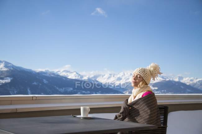 Dia da mulher sonhando com xícara de café no terraço com vista para as montanhas, Crans-Montana, Alpes suíços, Suíça — Fotografia de Stock