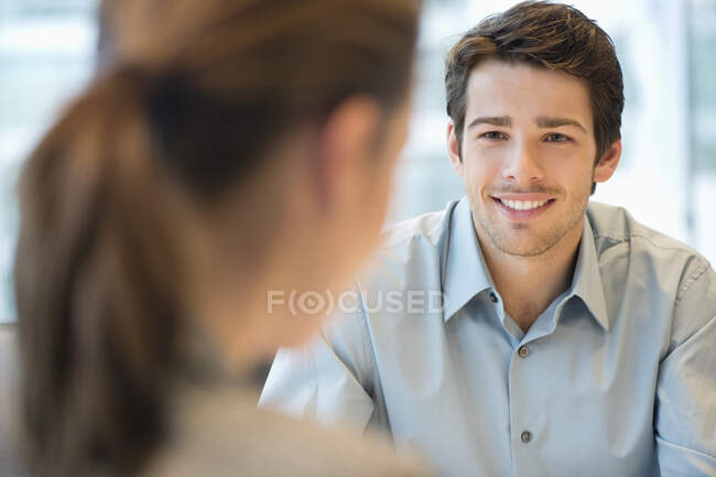 Dirigeant d'entreprise discutant avec sa cliente — Photo de stock