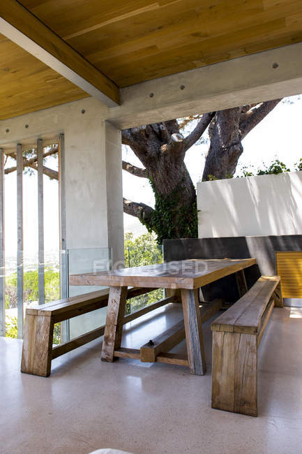 Table de pique-nique et bancs dans le porche moderne — Photo de stock