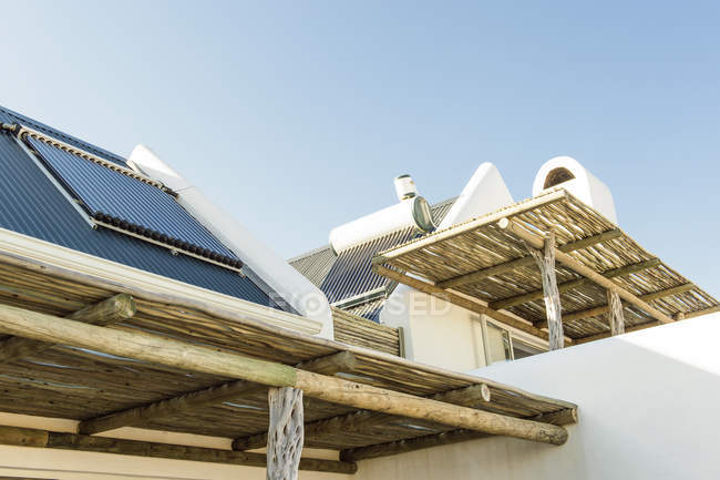 Panneau solaire sur le toit de la maison vue de la terrasse — Photo de stock