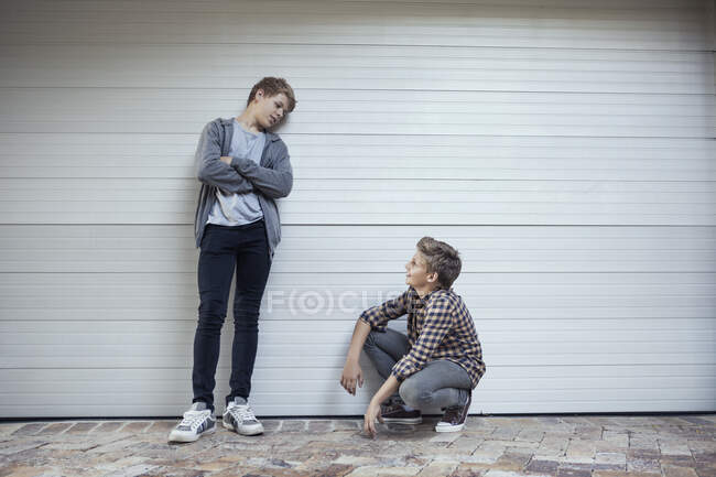 Двоє хлопчиків-підлітків дивляться один на одного і обговорюють — стокове фото